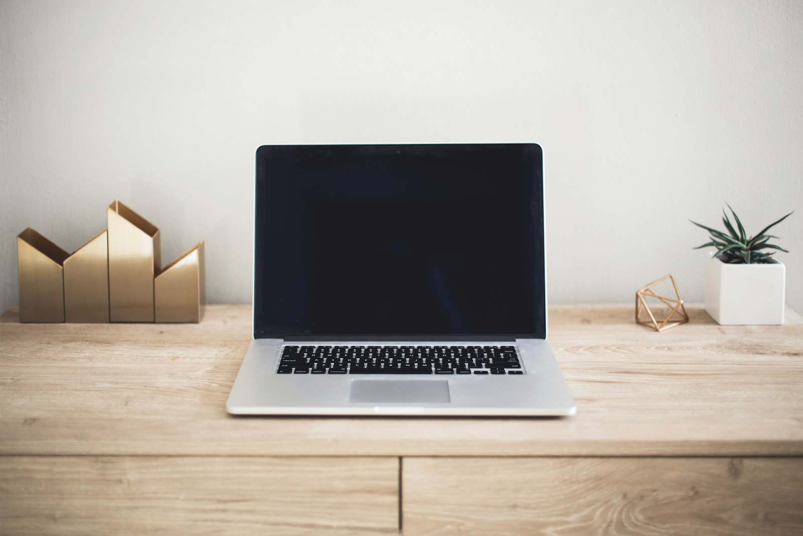 Computadora portátil sobre un escritorio de trabajo